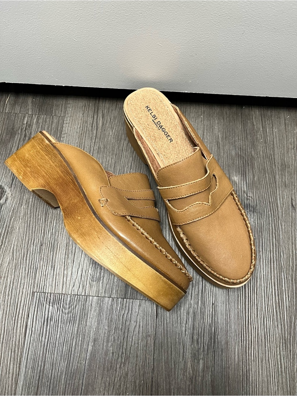 Kelsi Dagger Brooklyn Window Granola Loafer
Clog Tan Leather Size 9